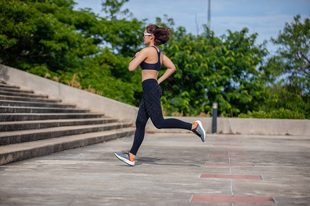 亚洲女在城市跑步中户外跑步和慢跑图片