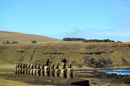 摩埃巨型石像智利南美洲复活岛的阿胡汤加里基考古遗址著名的15座巨型莫艾雕像背景