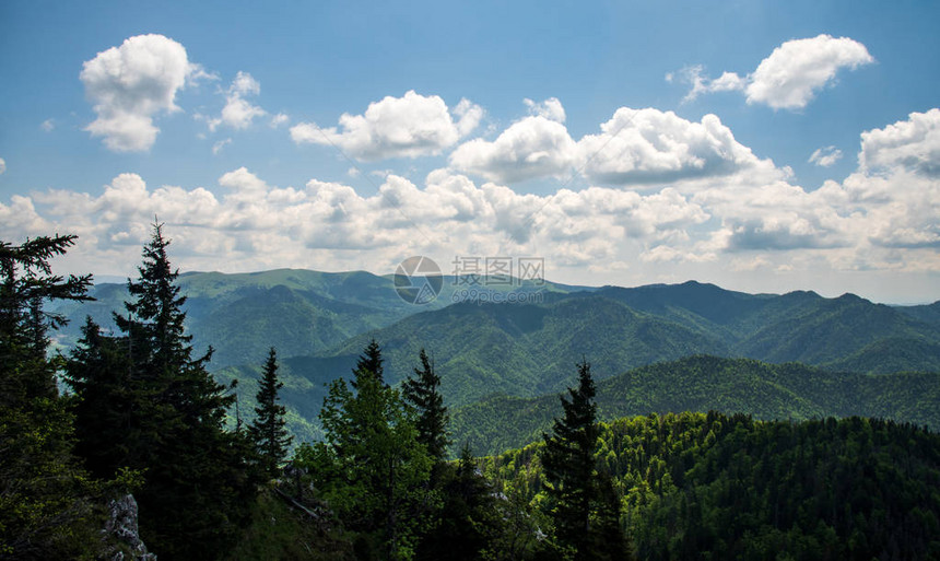 从斯洛伐克VelkaFatra山的Tlsta和Ostra山之间的山脊上的Lub图片