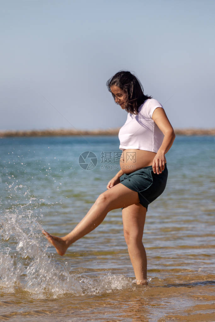 孕妇在海滩上玩水图片