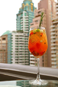 玻璃杯充满活力的橙色新鲜果子鸡尾酒图片