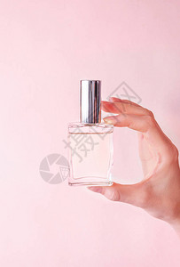 香水瓶装在手头香水瓶装在最起码图片