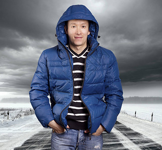 人类户外亚洲人冬季站在雪路上美丽的暴风天图片