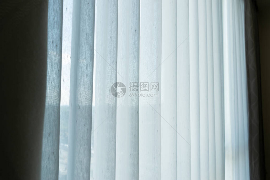 窗户上的白色窗帘室内装饰图片