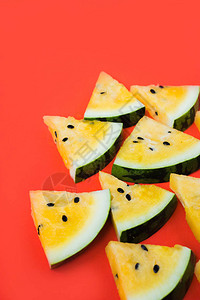 红色背景中成熟的黄色西瓜夏季食物图片