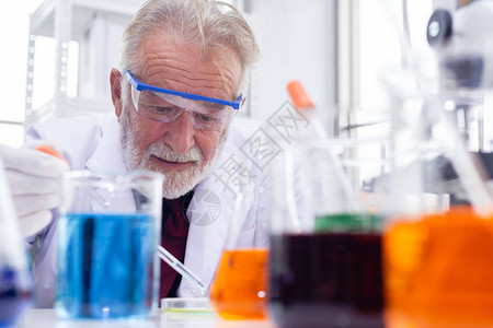 科学家高级试样化学玻璃板在实验室科学检图片
