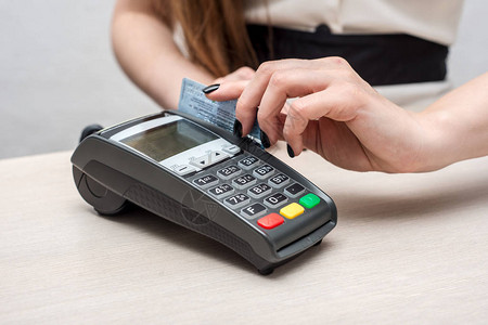 信用卡或借记卡密码支付顾客手在商店或超市输入个人识别号码支付终端键盘图片