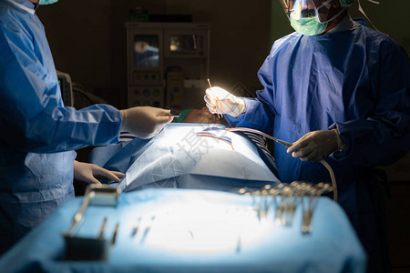 病人护士急诊医院分娩时腹部剖宫产手术室的图片