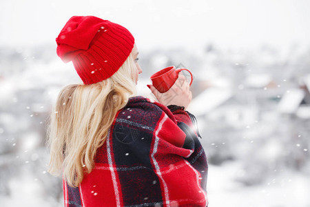 女孩喝咖啡享受冬天的风景图片