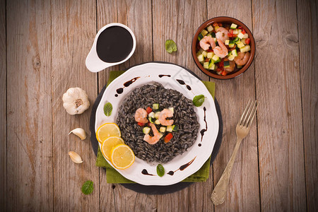 鱿鱼墨汁烩饭配大虾和蔬菜图片