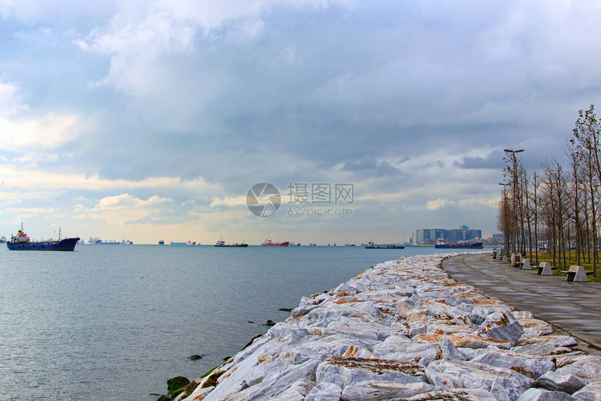 伊斯坦布尔风景如画马尔拉海和堤岸风景如画站在路基上的商船地平线上的现代摩天大楼土耳其伊斯坦布图片