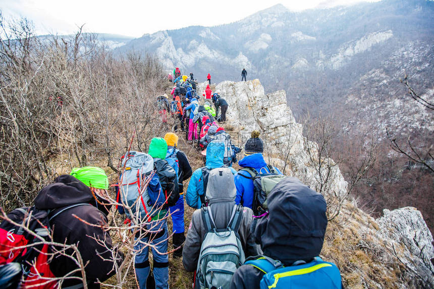 徒步旅行组人户外自然健康活动图片