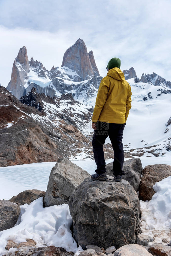 在阿根廷巴塔哥尼亚的菲茨罗伊山基地穿黄色夹克图片