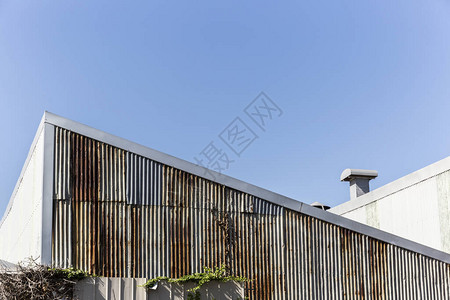 夏日生锈的工业厂房屋顶衬里图片