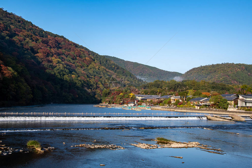 从Togetsukyo桥观测到周围山脉的河流和秋色及秋季颜色日本京都林山Arash图片