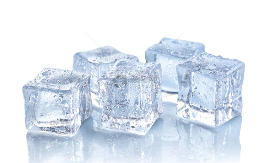 晶莹剔透的冰块水滴在白色上隔离图片