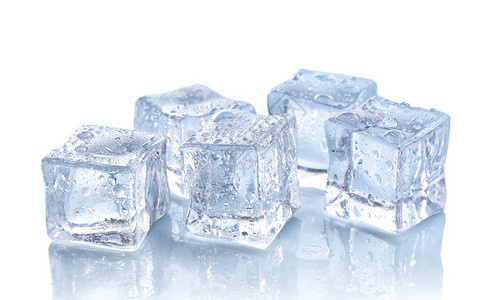 晶莹剔透的冰块水滴在白色上隔离图片