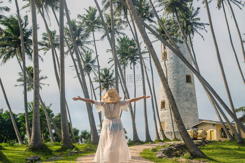斯里兰卡的女孩在岛上有灯塔有选择焦点自然图片