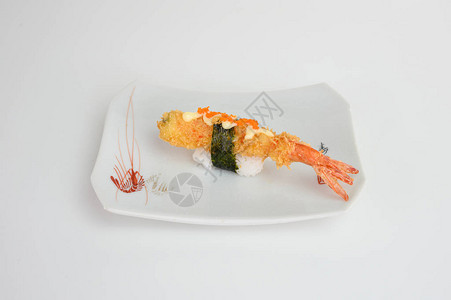 烤面包屑和白盘上海草的深炸虾图片