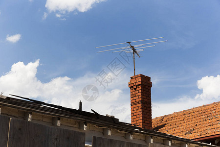 住宅红砖烟囱顶部装有电视天线图片