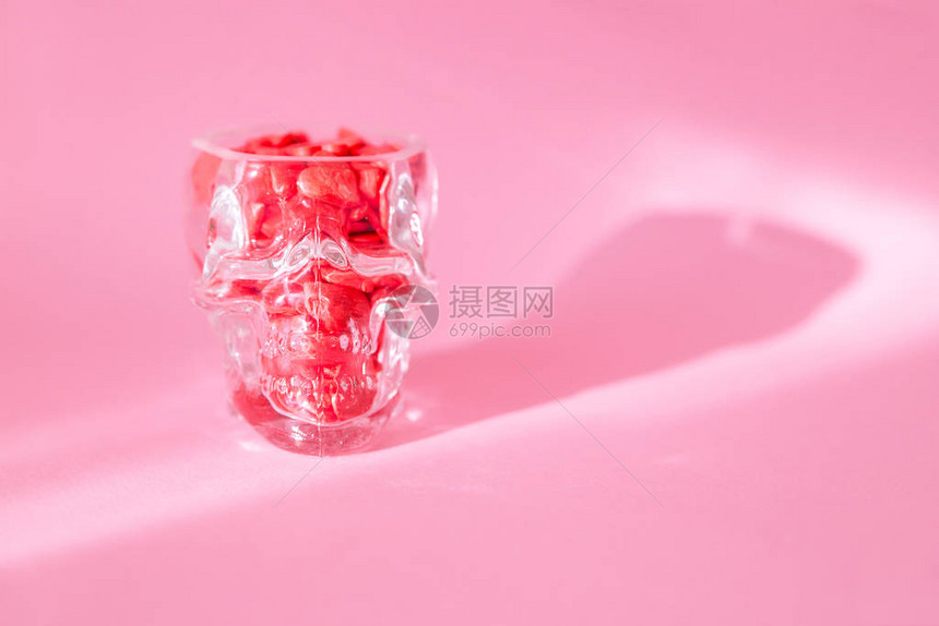 一个人头骨形状的玻璃杯装满了红心图片