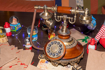 老式复古旧电话概念静物在圣诞老人的纸质信件中的桌子图片