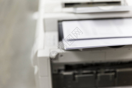 办公室打印机将文件快速打印图片