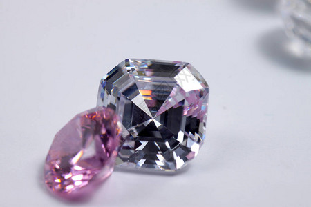 粉色圆形闪亮钻石的宏观射图片