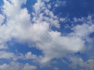 层积云蓝天自然背景中的白云图片