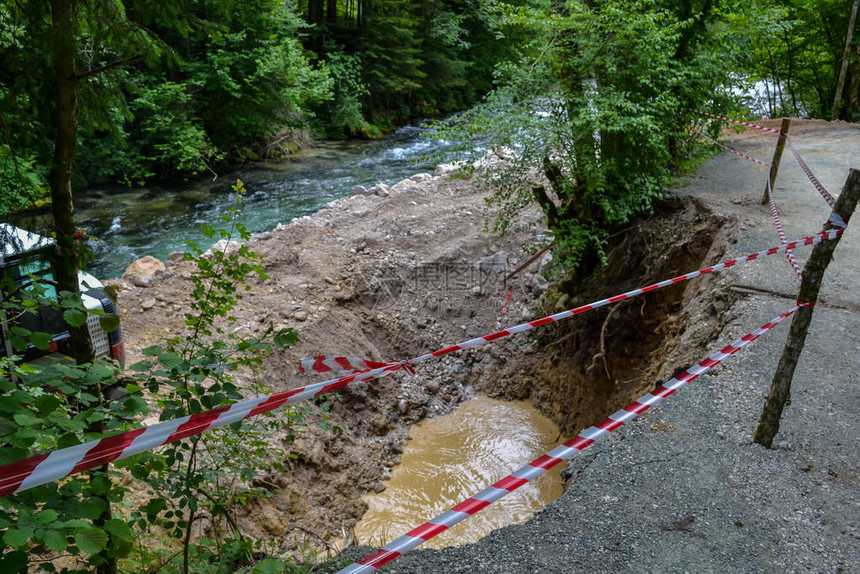 河水冲离岸边和公路图片