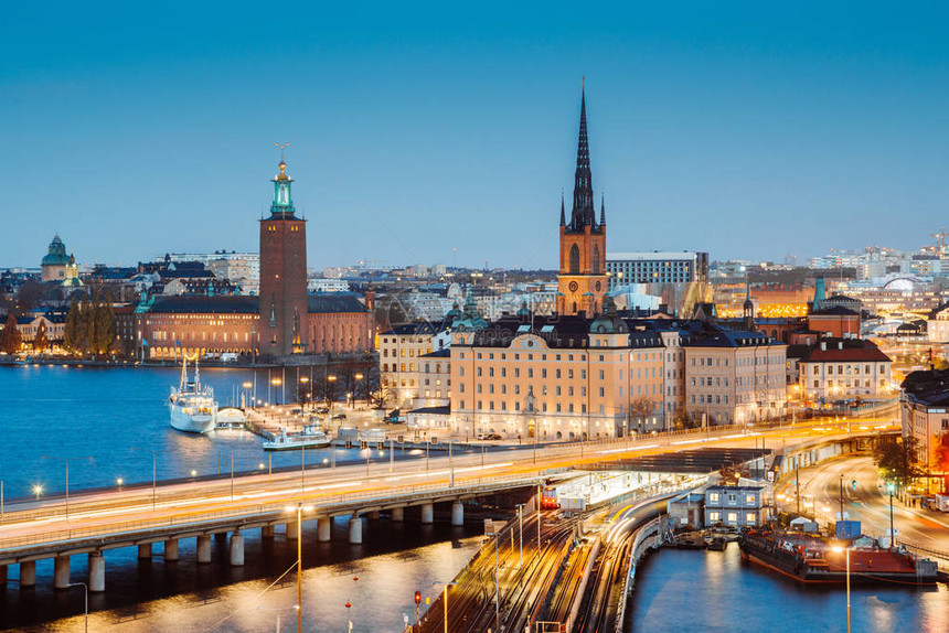 斯德哥尔摩市中心的全景与著名的Riddarholmen在GamlaStan在美丽的暮色中图片