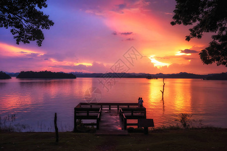 Laem公园的Vajiralongkorn大坝黄昏时图片