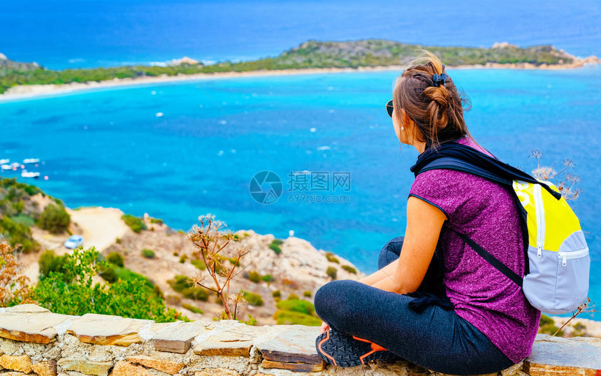 夏季从意大利撒丁岛奥尔比亚坦皮奥省地中海圣特奥多罗看到的卡波科达卡瓦洛的女人和风景塔沃拉岛的女孩和风图片