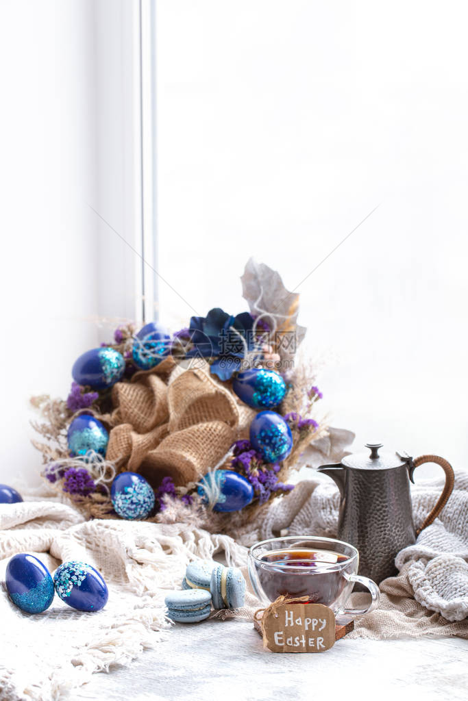 通宵吃茶和甜点马卡龙复活节假期和装饰的概念图片