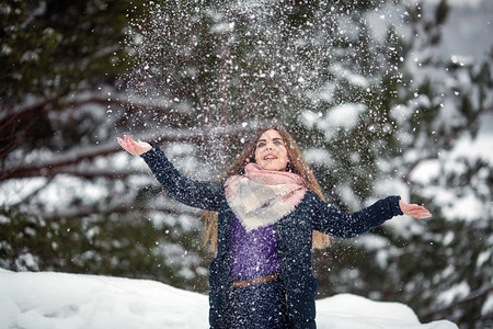 十几岁的女孩在冬天在公园里玩雪图片