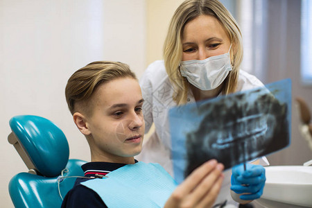 牙科医生在口腔科诊所向病人图片