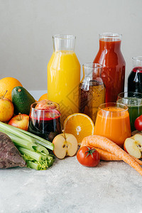 健康的蔬菜和果汁或玻璃瓶中的冰沙图片