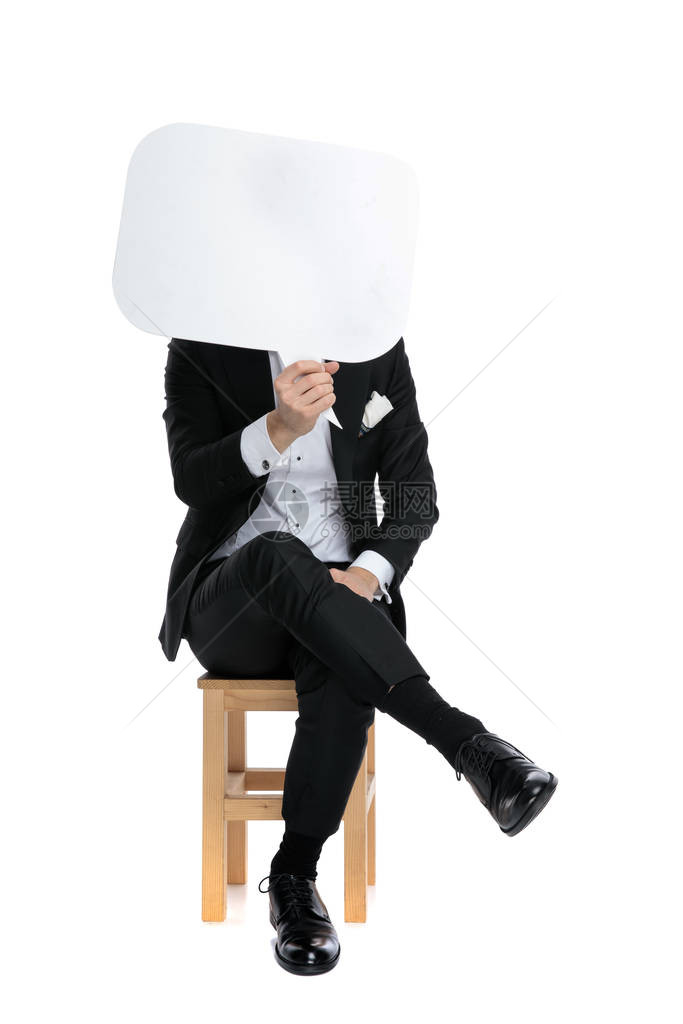 穿着晚礼服的优雅年轻男子带着语言泡的脸面坐在白色背景图片