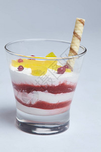 白色背景玻璃中的水果甜点特写图片