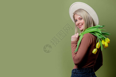 戴着帽子的漂亮女人带着绿色背景图片
