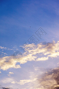 飞机过黄昏云景图片
