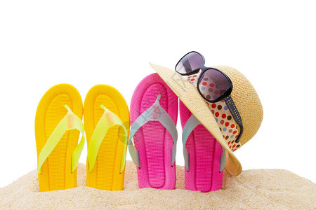 沙滩上带帽子和太阳墨镜的凉鞋白图片