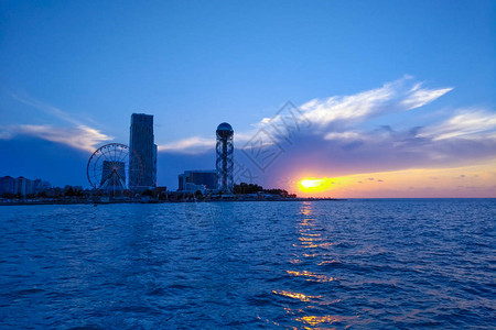 照明度假城市巴统全景明亮的傍晚天空从海滩到照图片