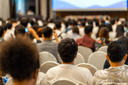 观众在舞台上聆听演讲者的后视图图片