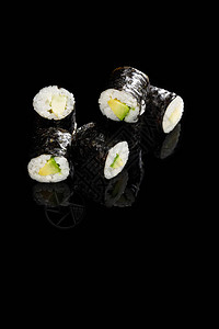 美味的寿司卷配以黑图片