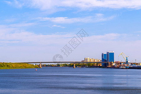 俄罗斯的阿斯特拉罕伏尔加河上的大桥以背景为基图片