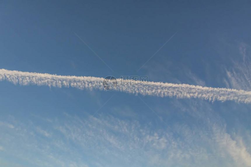 飞机在高空飞行蓝天白云图片