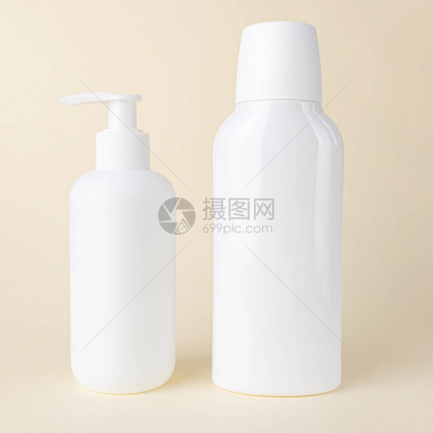 两个没有的白色化妆品瓶在浅色柔和的背景上用于样机复制空间极简主义的瓶子美容图片