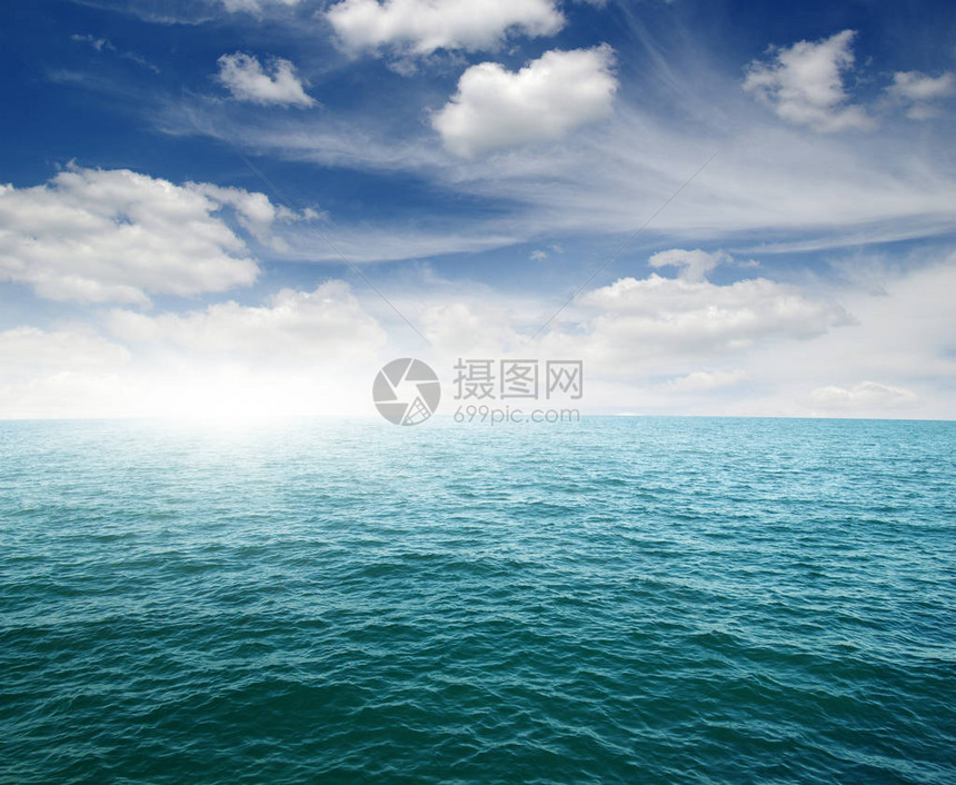 蓝色的大海和天空上的太阳图片
