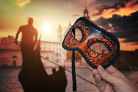 在意大利传统的威尼斯节上手持威尼斯嘉年华面具图片